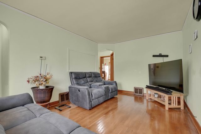 5551 S Kenneth Avenue, Chicago, IL 60629