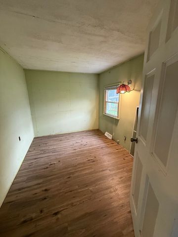 21 Freeman Ave, Webster, MA 01570