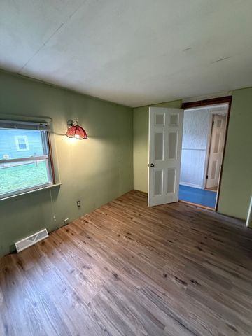 21 Freeman Ave, Webster, MA 01570