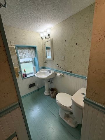 21 Freeman Ave, Webster, MA 01570