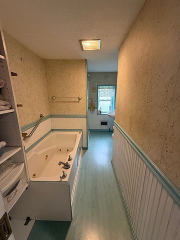 21 Freeman Ave, Webster, MA 01570