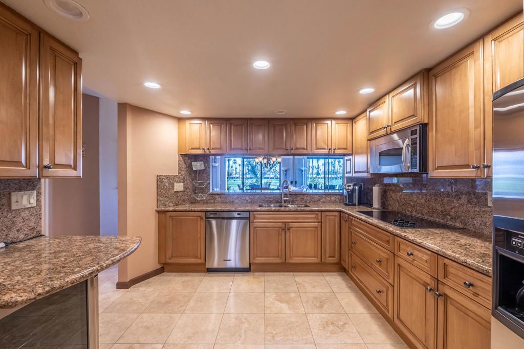 Image 5 of property listing at 76185 Sweet Pea Way, Palm Desert, CA 92211