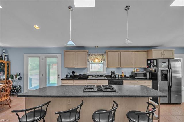 1253 Kingsway DR, Chesapeake, VA 23320