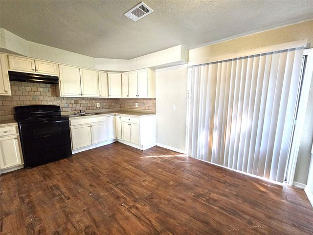 1521 4th Avenue N, Texas City, TX 77590