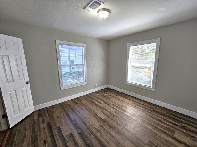 1521 4th Avenue N, Texas City, TX 77590