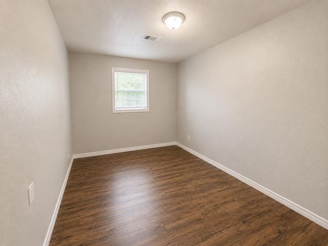 1521 4th Avenue N, Texas City, TX 77590