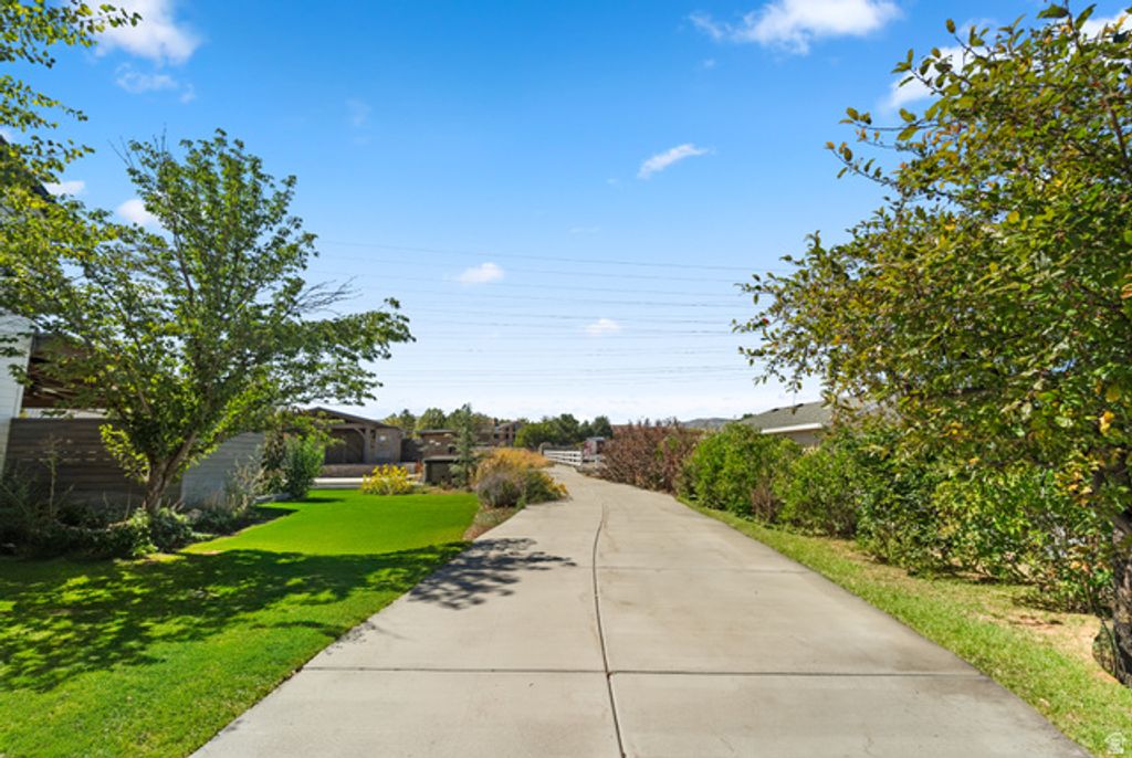 Image 4 of property listing at 15258 S MOUNTAINSIDE DR, Bluffdale, UT 84065