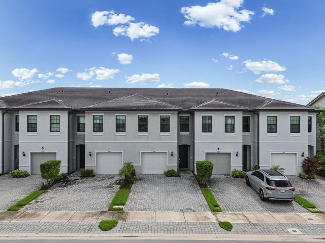 4488 Appleton Circle E, Oakland Park, FL 33309