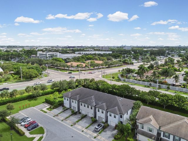 4488 Appleton Circle E, Oakland Park, FL 33309