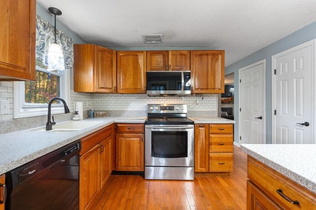 128 Birchcroft Rd, Leominster, MA 01453