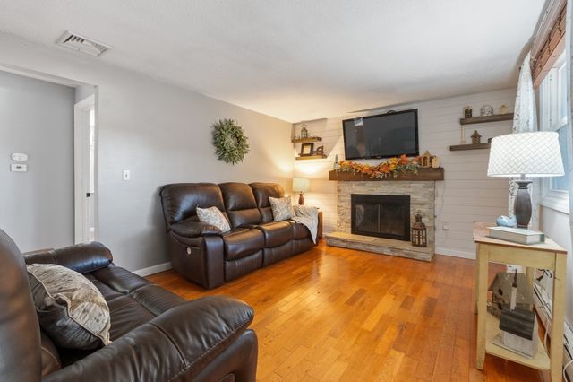 128 Birchcroft Rd, Leominster, MA 01453