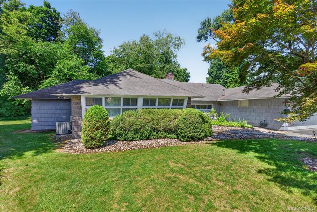 26 Oaks Hunt Road, Great Neck, NY 11020