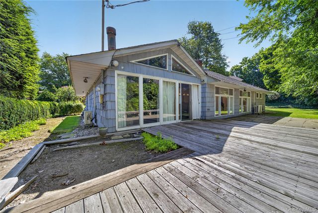 26 Oaks Hunt Road, Great Neck, NY 11020