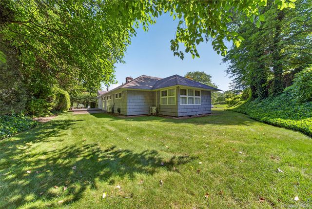 26 Oaks Hunt Road, Great Neck, NY 11020