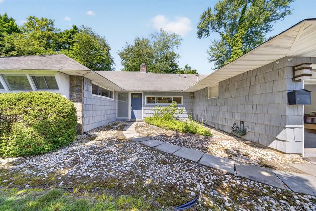 26 Oaks Hunt Road, Great Neck, NY 11020