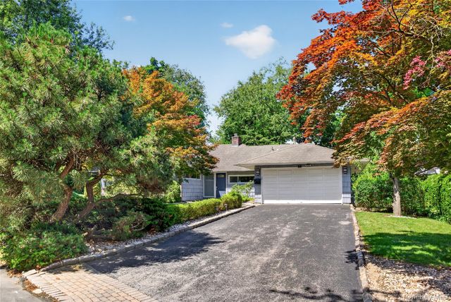 26 Oaks Hunt Road, Great Neck, NY 11020