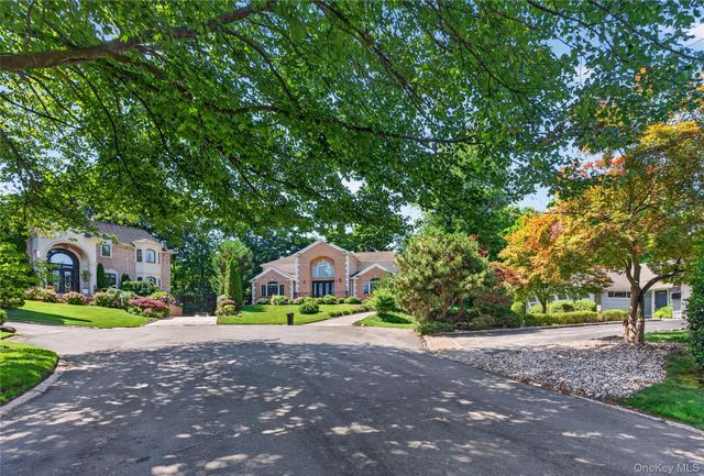 26 Oaks Hunt Road, Great Neck, NY 11020