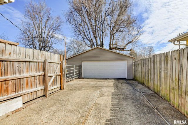 624 N PINE Street, Taylorville, IL 62568