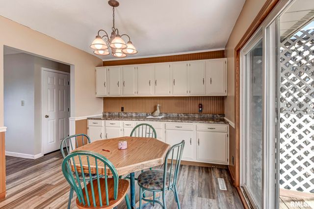 624 N PINE Street, Taylorville, IL 62568