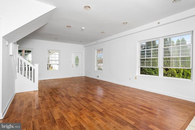 15 S PINE AVE, Maple Shade, NJ 08052