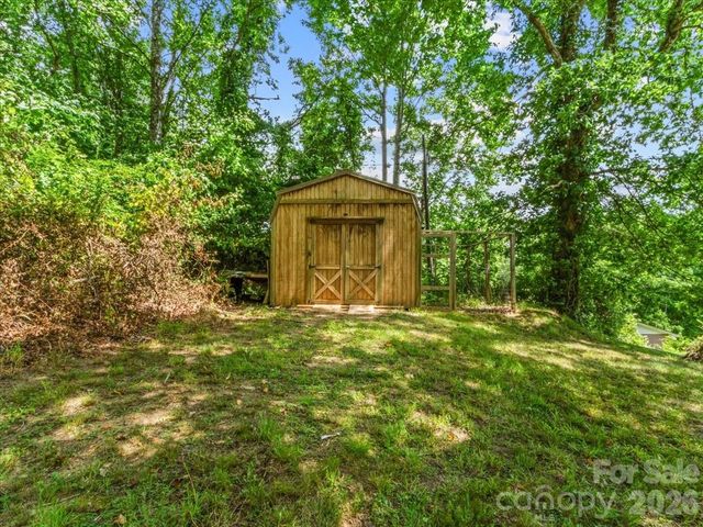 352 Jakes Branch Road, Spruce Pine, NC 28777