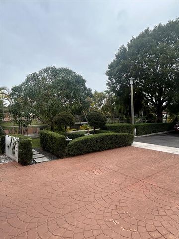 7282 Jacaranda Ln, Miami Lakes, FL 33014