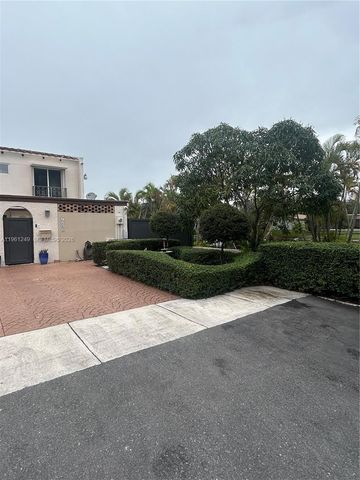 7282 Jacaranda Ln, Miami Lakes, FL 33014