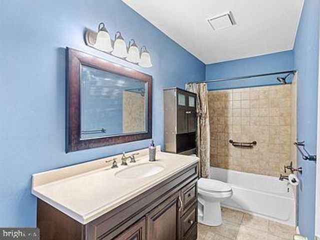 16 MAPLEWOOD, West Deptford, NJ 08066