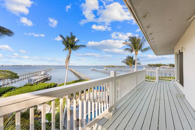 8 Herons Nest, Sewalls Point, FL 34996