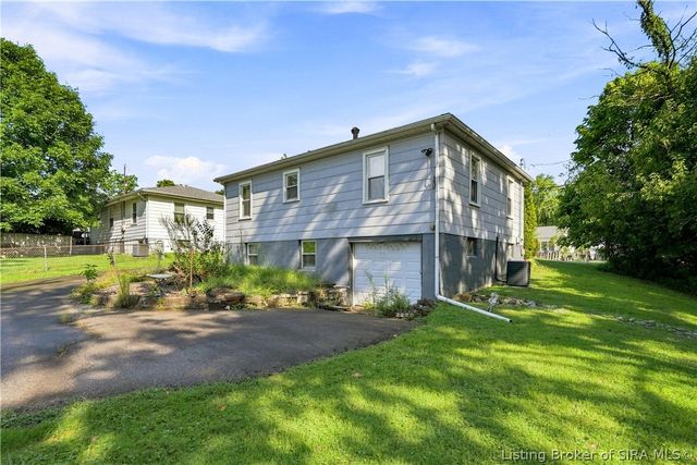2411 Jollissaint Avenue, New Albany, IN 47150