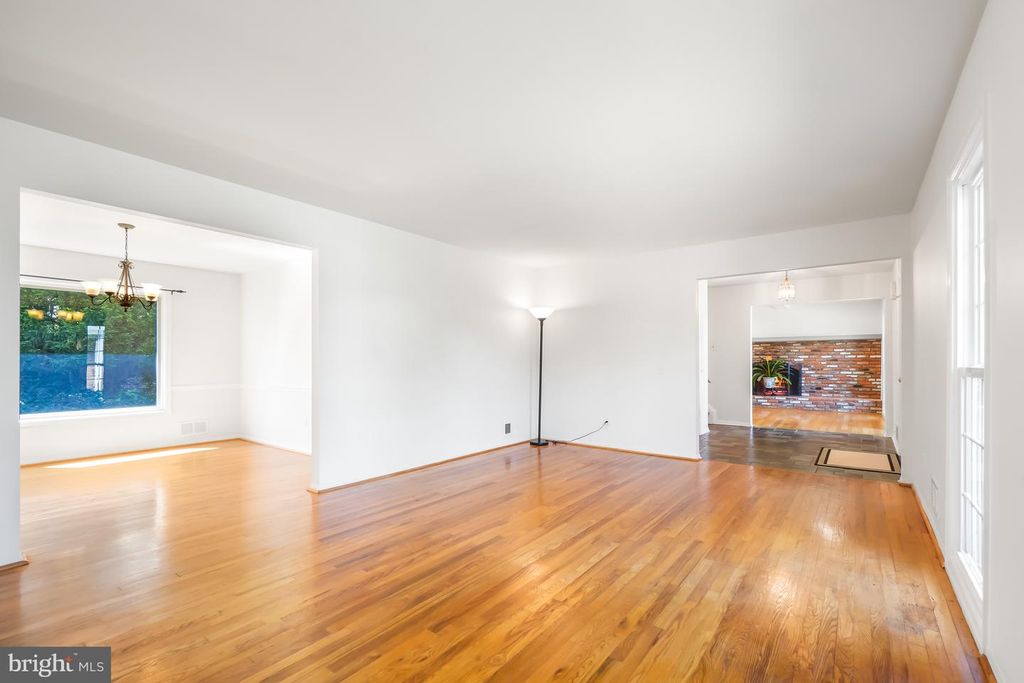 Image 9 of property listing at 9120 PADDOCK LN, Potomac, MD 20854