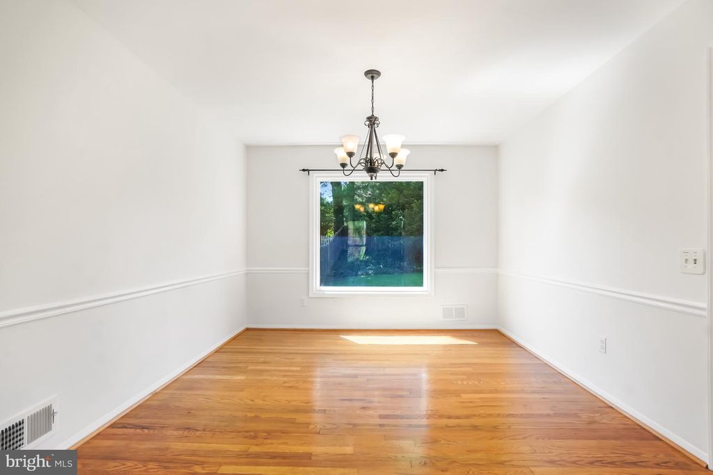 Image 11 of property listing at 9120 PADDOCK LN, Potomac, MD 20854