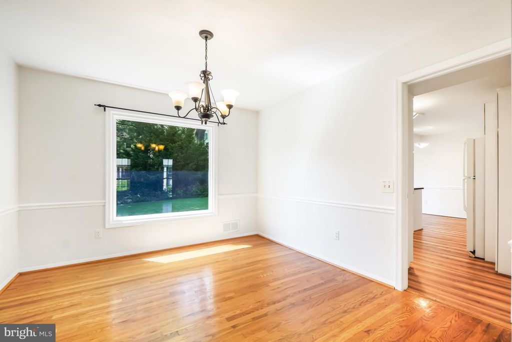 Image 12 of property listing at 9120 PADDOCK LN, Potomac, MD 20854