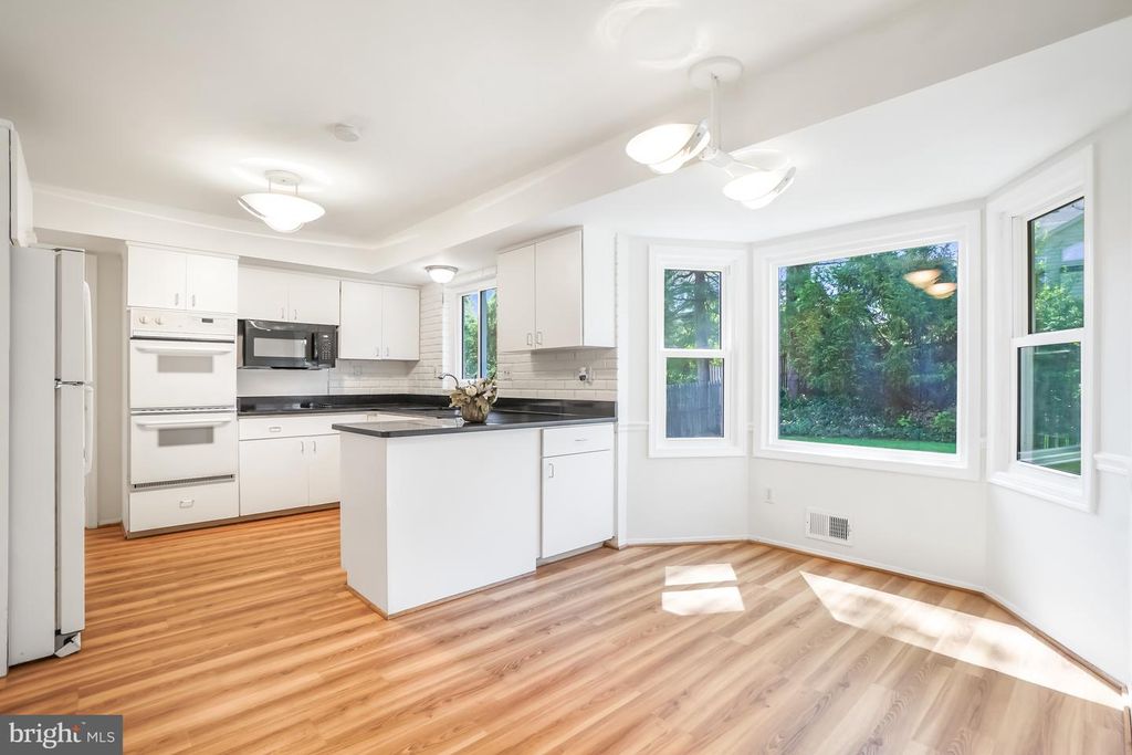 Image 16 of property listing at 9120 PADDOCK LN, Potomac, MD 20854