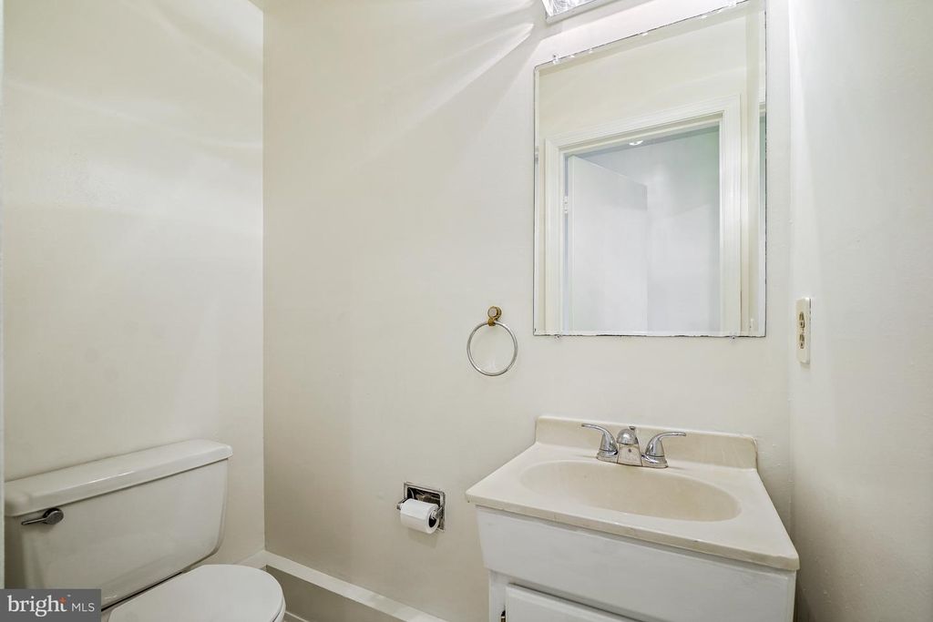 Image 27 of property listing at 9120 PADDOCK LN, Potomac, MD 20854