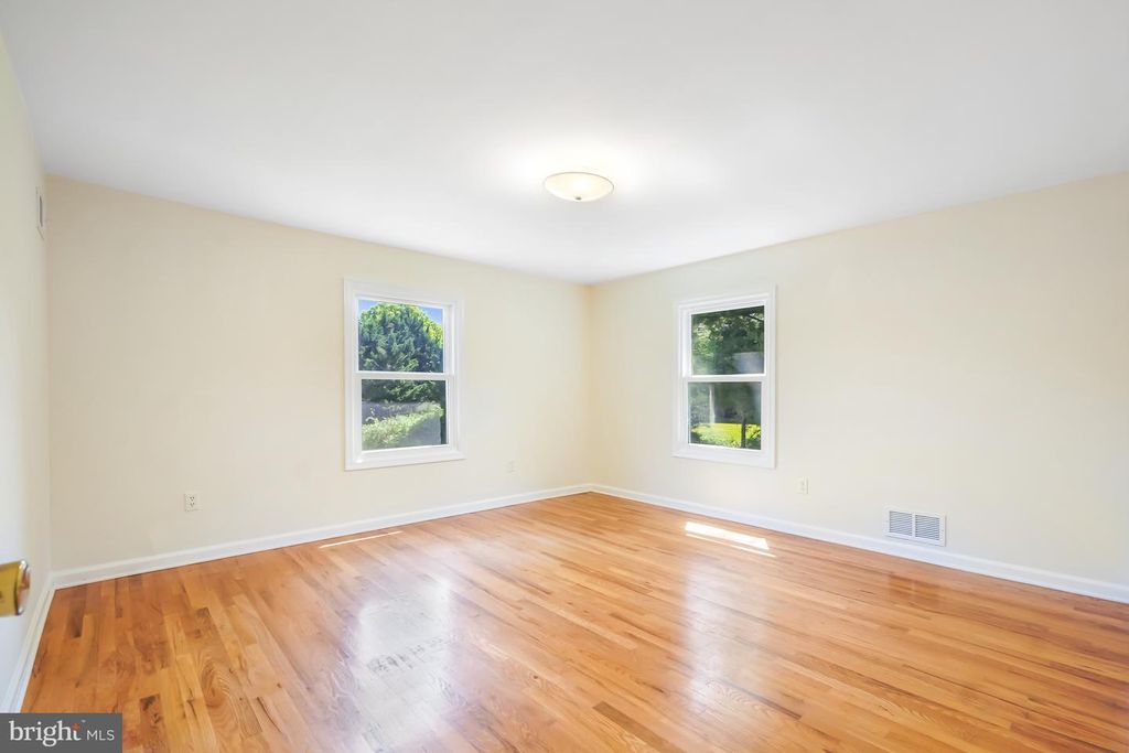 Image 35 of property listing at 9120 PADDOCK LN, Potomac, MD 20854