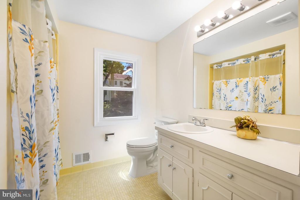 Image 37 of property listing at 9120 PADDOCK LN, Potomac, MD 20854