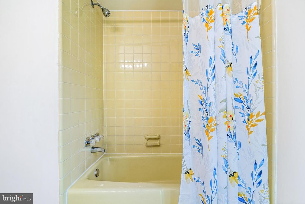 Image 38 of property listing at 9120 PADDOCK LN, Potomac, MD 20854