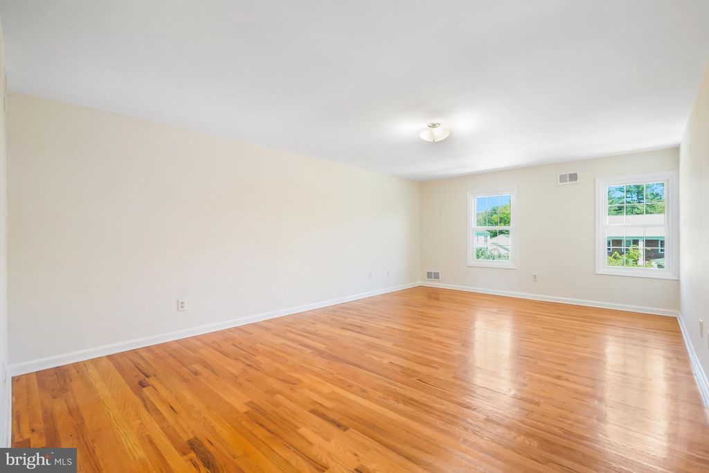 Image 40 of property listing at 9120 PADDOCK LN, Potomac, MD 20854