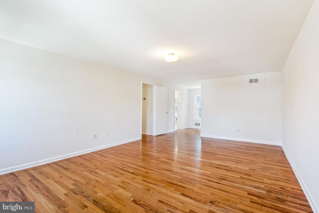 Image 41 of property listing at 9120 PADDOCK LN, Potomac, MD 20854