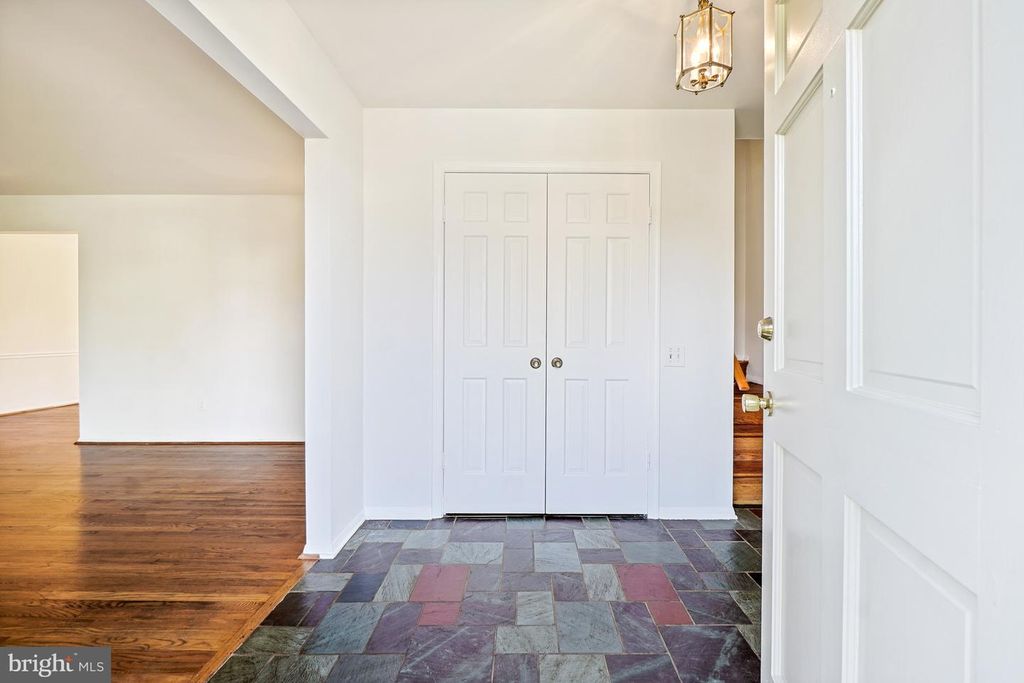 Image 4 of property listing at 9120 PADDOCK LN, Potomac, MD 20854