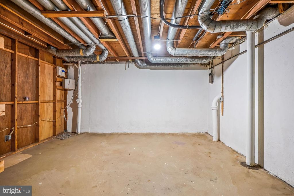 Image 49 of property listing at 9120 PADDOCK LN, Potomac, MD 20854