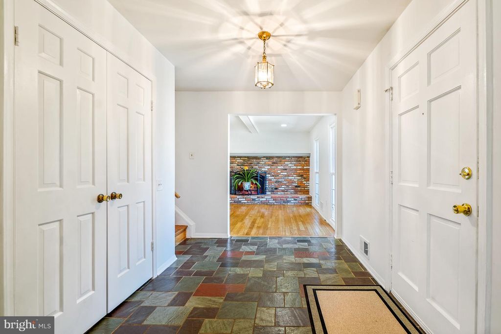 Image 5 of property listing at 9120 PADDOCK LN, Potomac, MD 20854