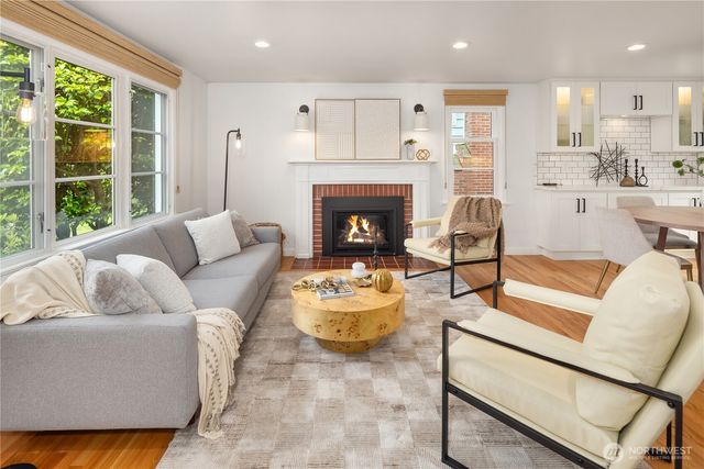 3711 NE 42nd St, Seattle, WA 98105