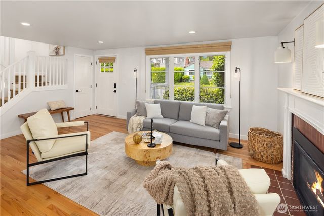 3711 NE 42nd St, Seattle, WA 98105