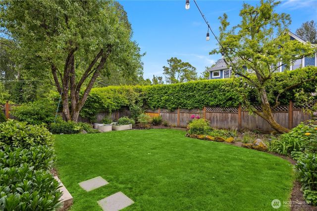 3711 NE 42nd St, Seattle, WA 98105