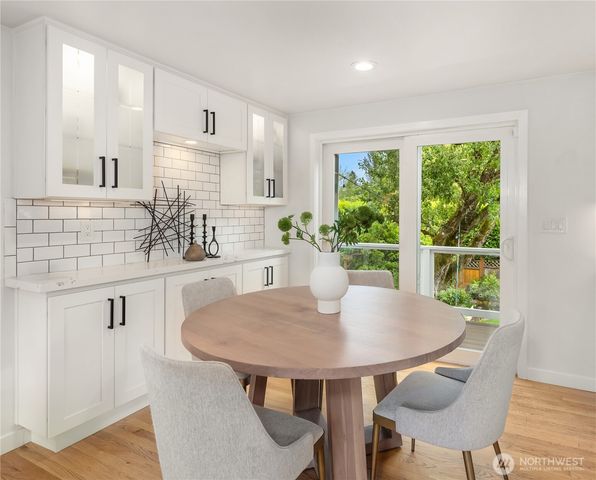 3711 NE 42nd St, Seattle, WA 98105