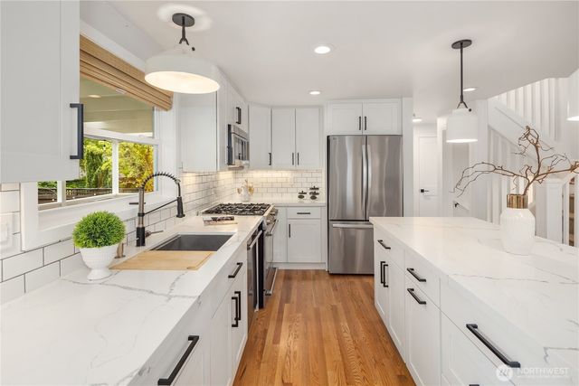3711 NE 42nd St, Seattle, WA 98105