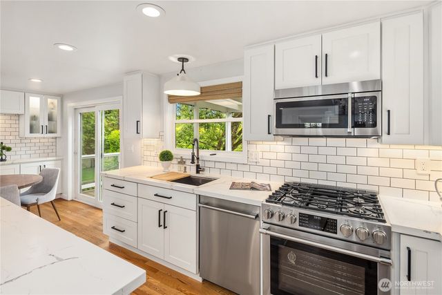 3711 NE 42nd St, Seattle, WA 98105