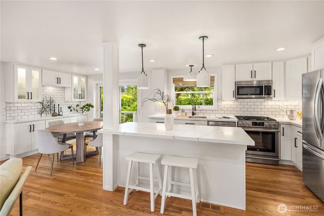 3711 NE 42nd St, Seattle, WA 98105